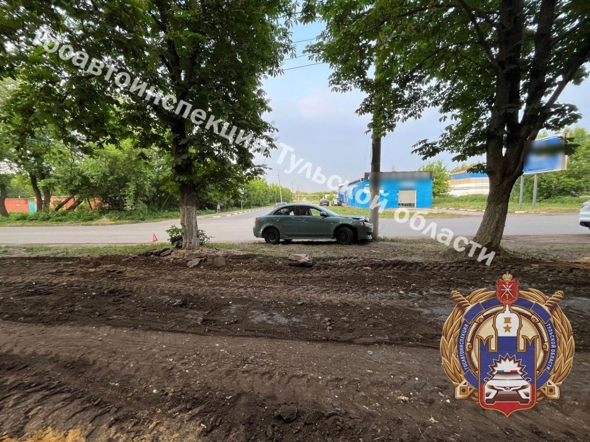 В Новомосковске автоледи врезалась в неподвижное препятствие В Новомосковске автоледи врезалась в неподвижное препятствие