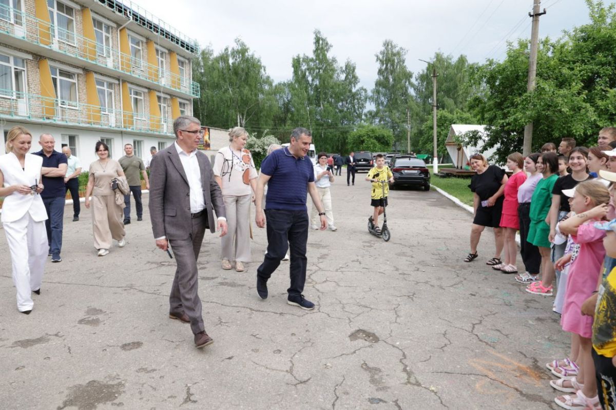 Дмитрий Миляев и Аександр Хинштейн навестили детей в санатории «Синтетик» Дмитрий Миляев и Аександр Хинштейн навестили детей в санатории «Синтетик»
