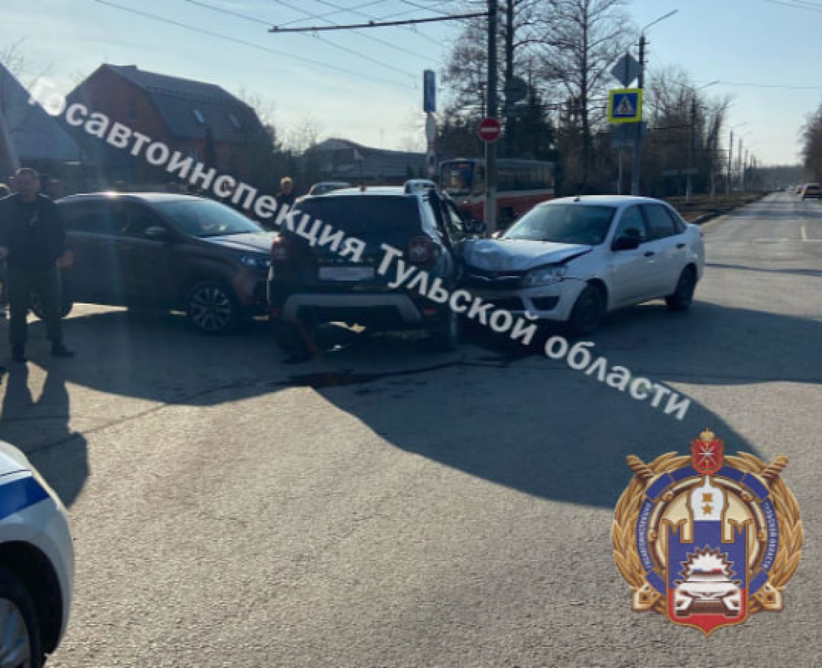 В Туле на улице Щегловская засека Renault устроил ДТП В Туле на улице Щегловская засека Renault устроил ДТП