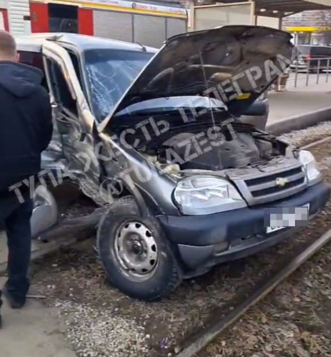 В Туле на проспекте Ленина автомобиль Chevrolet Niva устроил ДТП В Туле на проспекте Ленина автомобиль Chevrolet Niva устроил ДТП