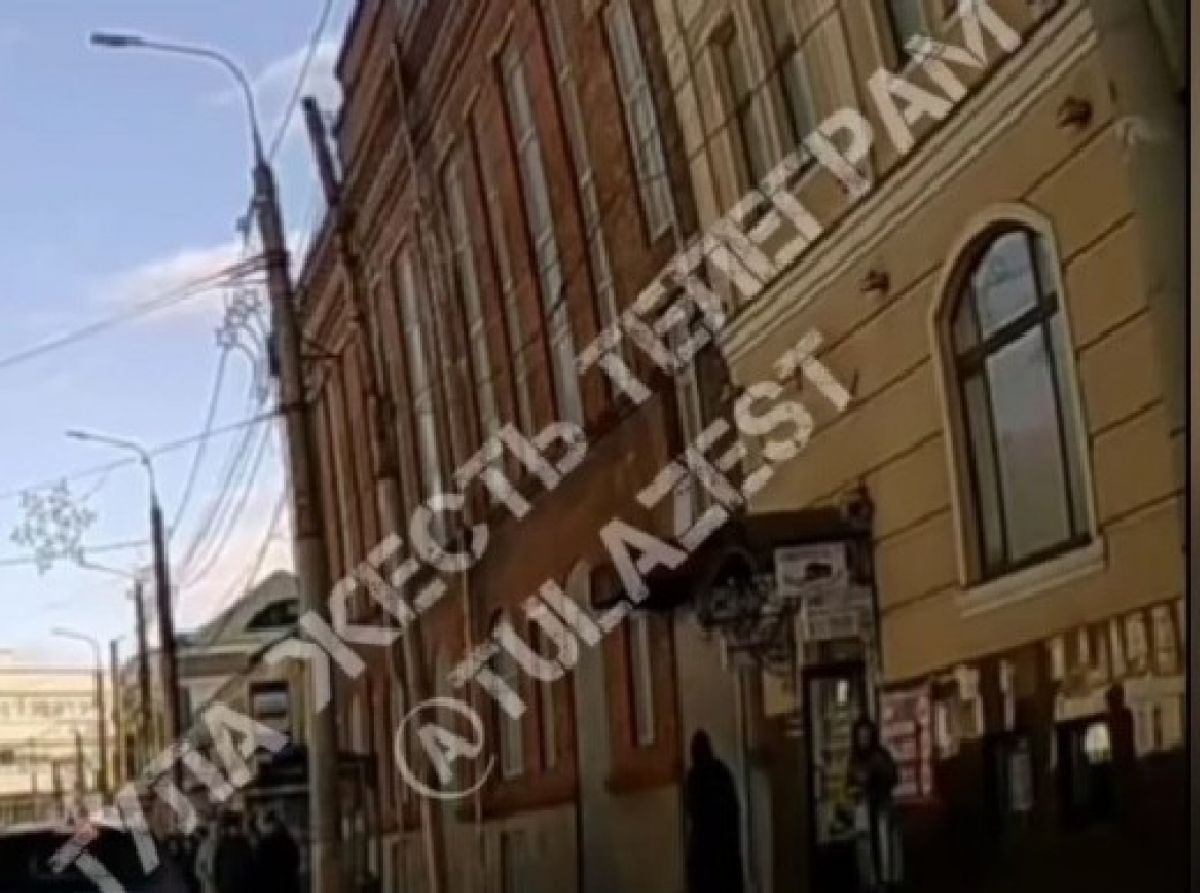Кирпич с крыши здания на улице Советской едва не ударил тулячку по голове Кирпич с крыши здания на улице Советской едва не ударил тулячку по голове