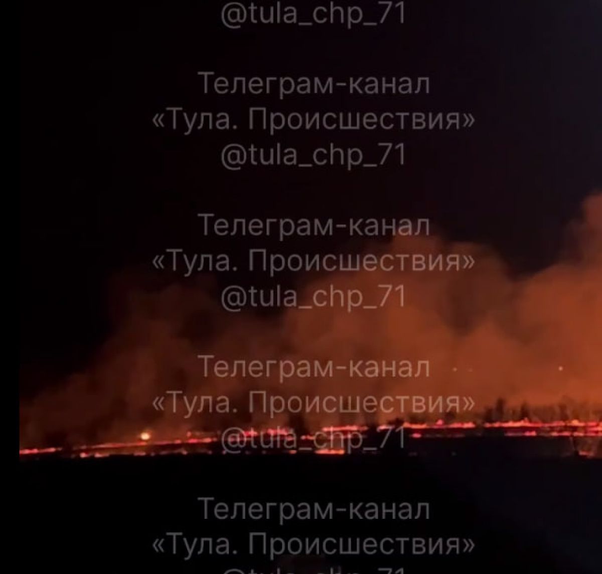 В тульской деревне Хопилово загорелось поле В тульской деревне Хопилово загорелось поле