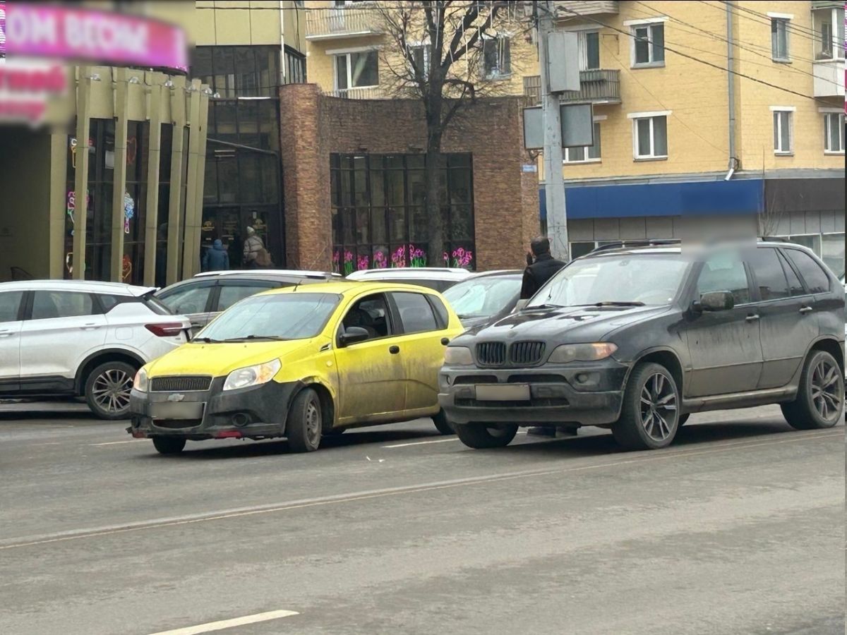 В центре Тулы произошло ДТП с участием двух иномарок В центре Тулы произошло ДТП с участием двух иномарок