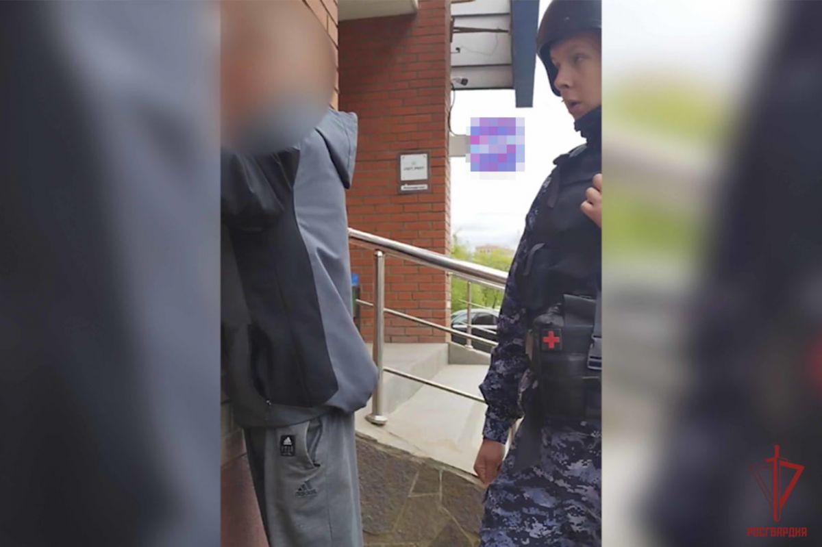 В Туле росгвардейцы задержали мужчину с ножом В Туле росгвардейцы задержали мужчину с ножом