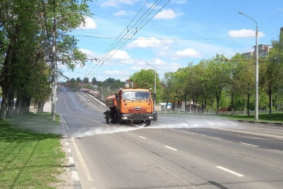 Десятки машин убирали улицы Тулы от пыли и мусора