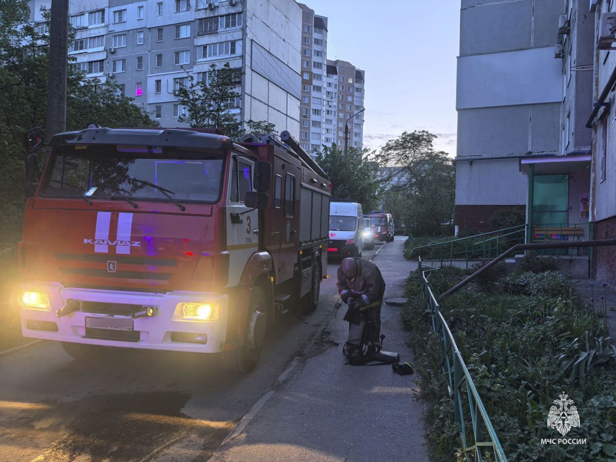 Тульские спасатели вывели человека из горящего здания Тульские спасатели вывели человека из горящего здания