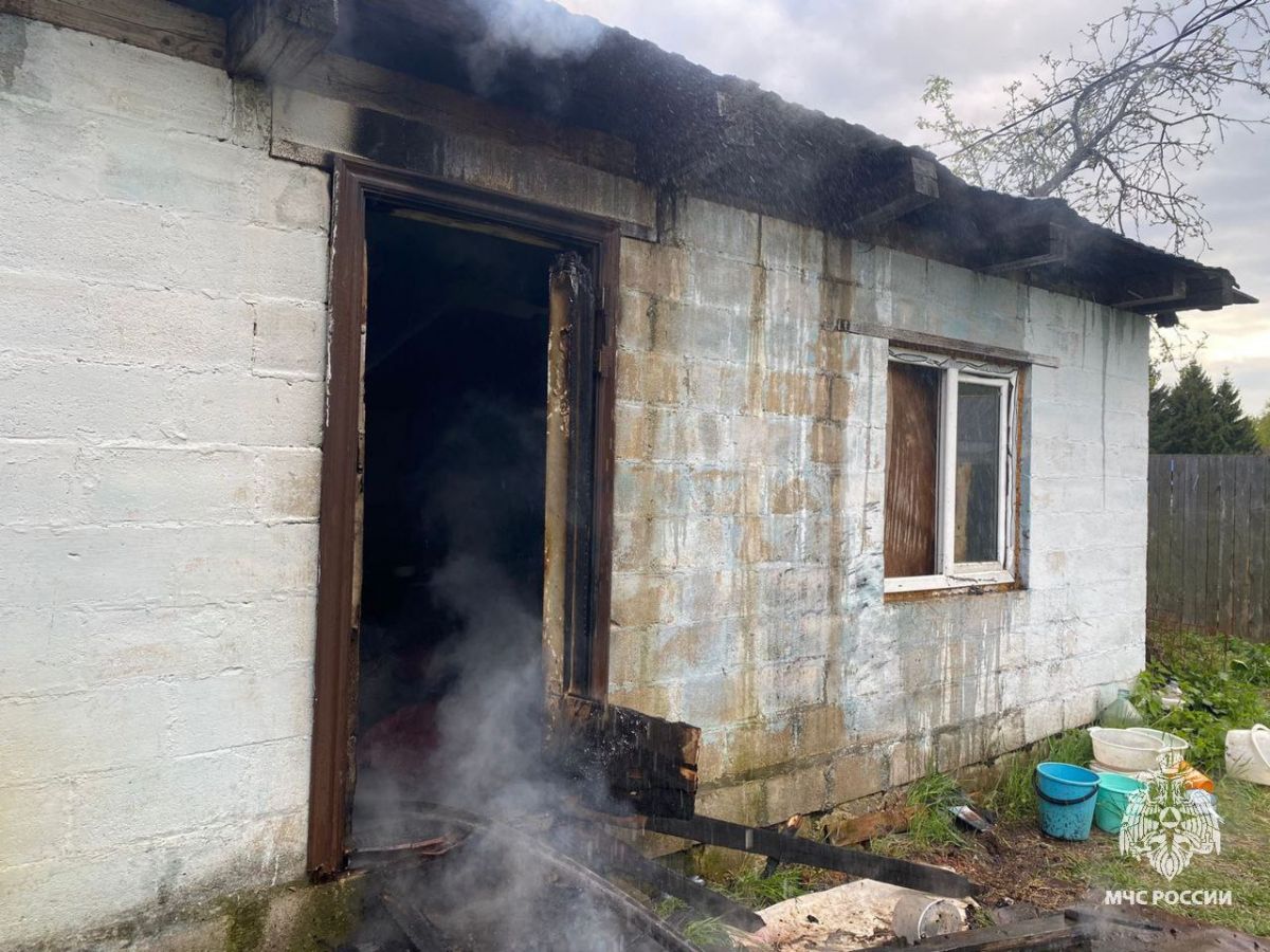 В Тульской области пожарные вывели женщину из горящего дома В Тульской области пожарные вывели женщину из горящего дома