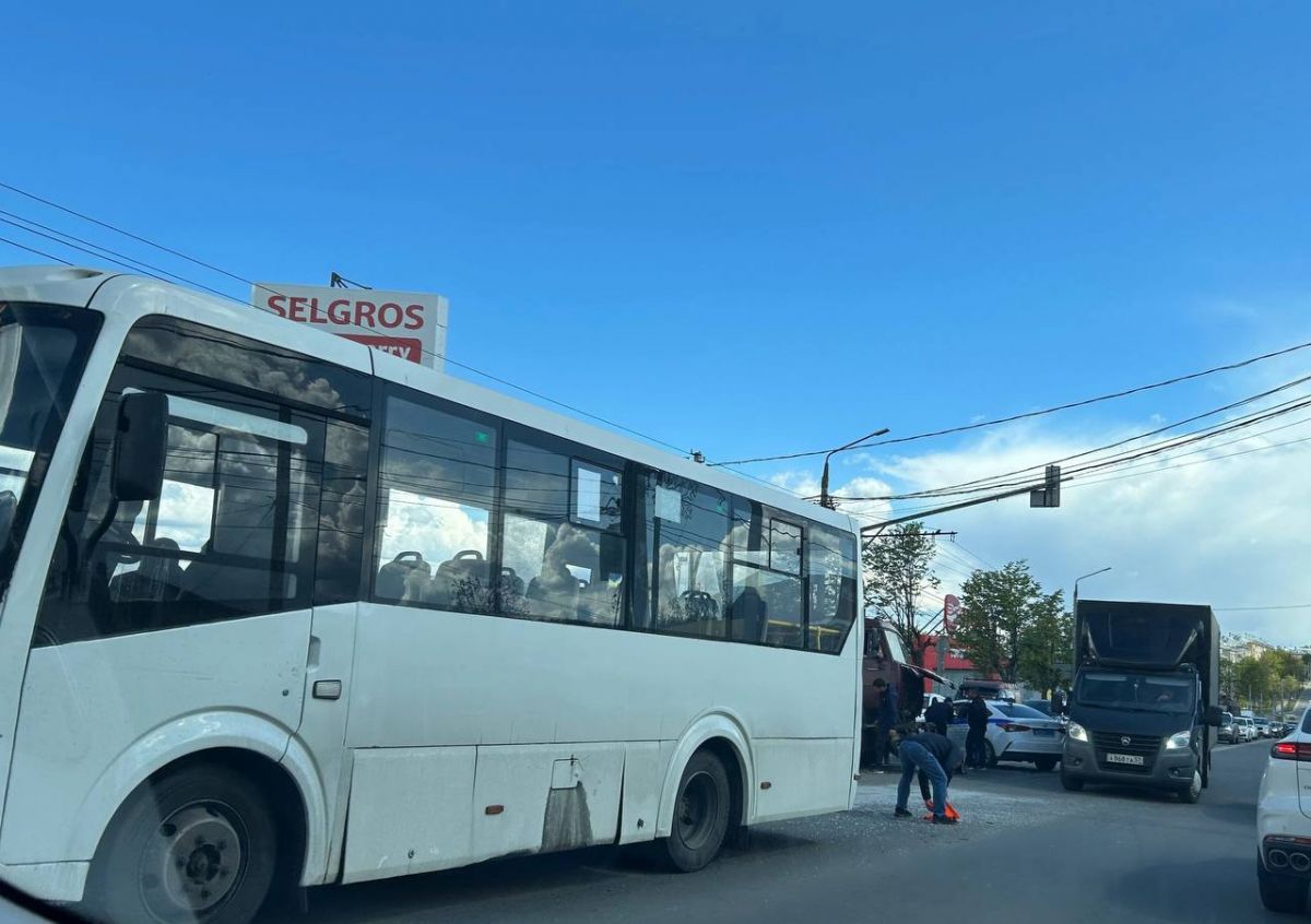 В Туле КамАЗ догнал пассажирский автобус В Туле КамАЗ догнал пассажирский автобус