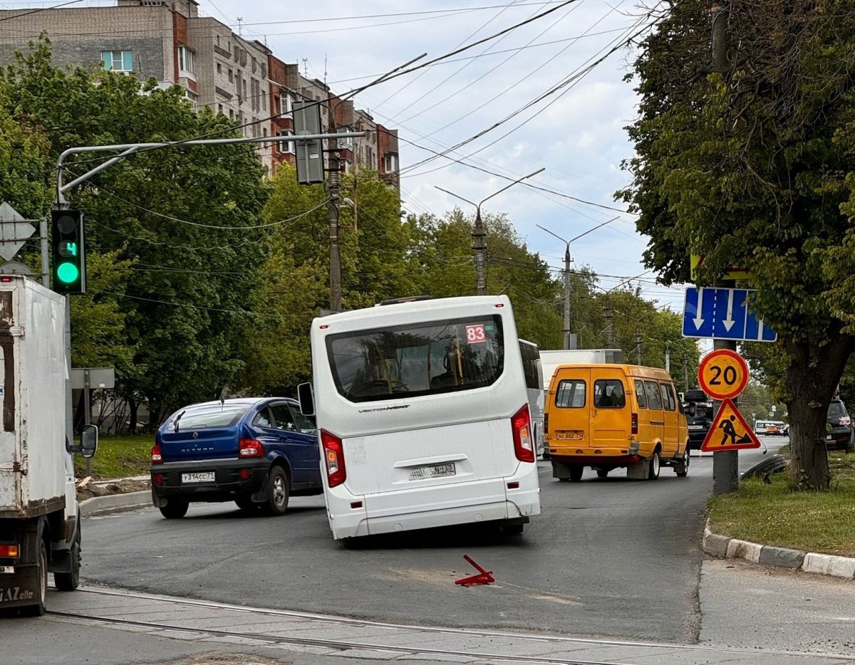 В Туле на улице Станиславского сломанный автобус создал пробку В Туле на улице Станиславского сломанный автобус создал пробку