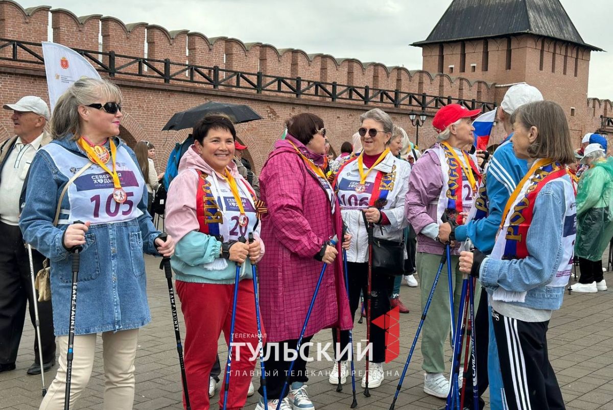 Почти 200 спортсменов приняли участие в фестивале северной ходьбы в Тульском кремле Почти 200 спортсменов приняли участие в фестивале северной ходьбы в Тульском кремле