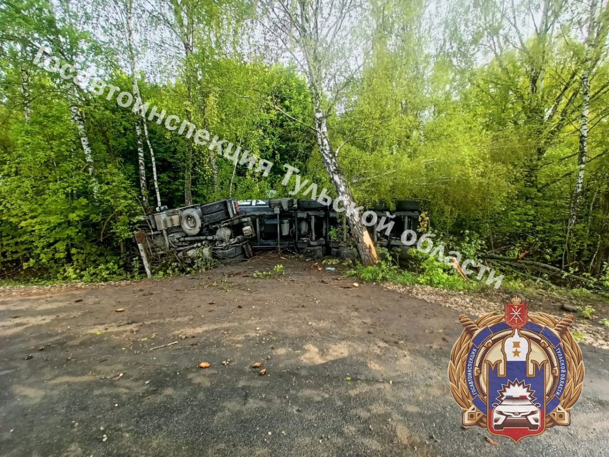 В Тульской области опрокинулась фура В Тульской области опрокинулась фура