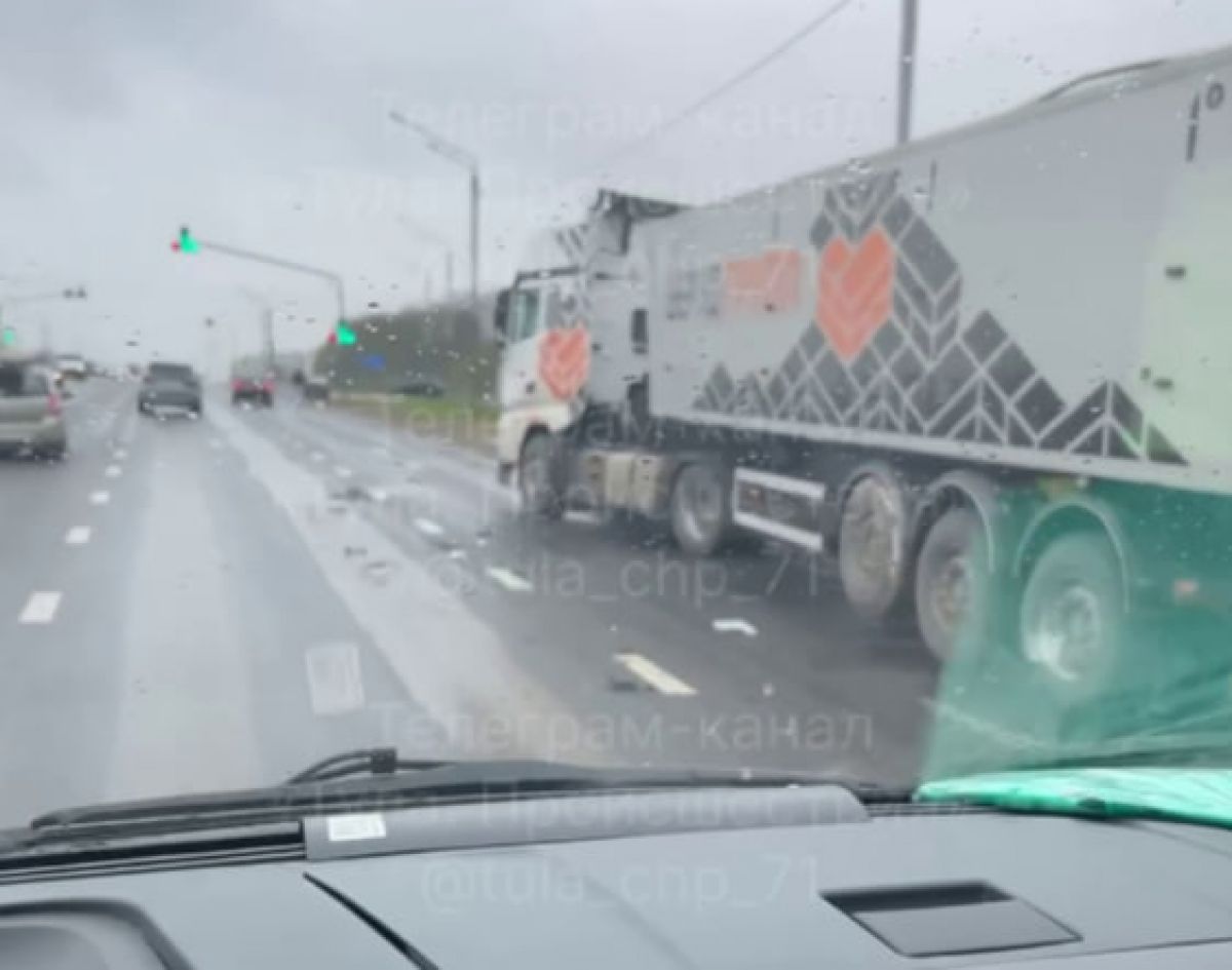 В Туле на Калужском шоссе произошло ДТП с участием большегруза В Туле на Калужском шоссе произошло ДТП с участием большегруза