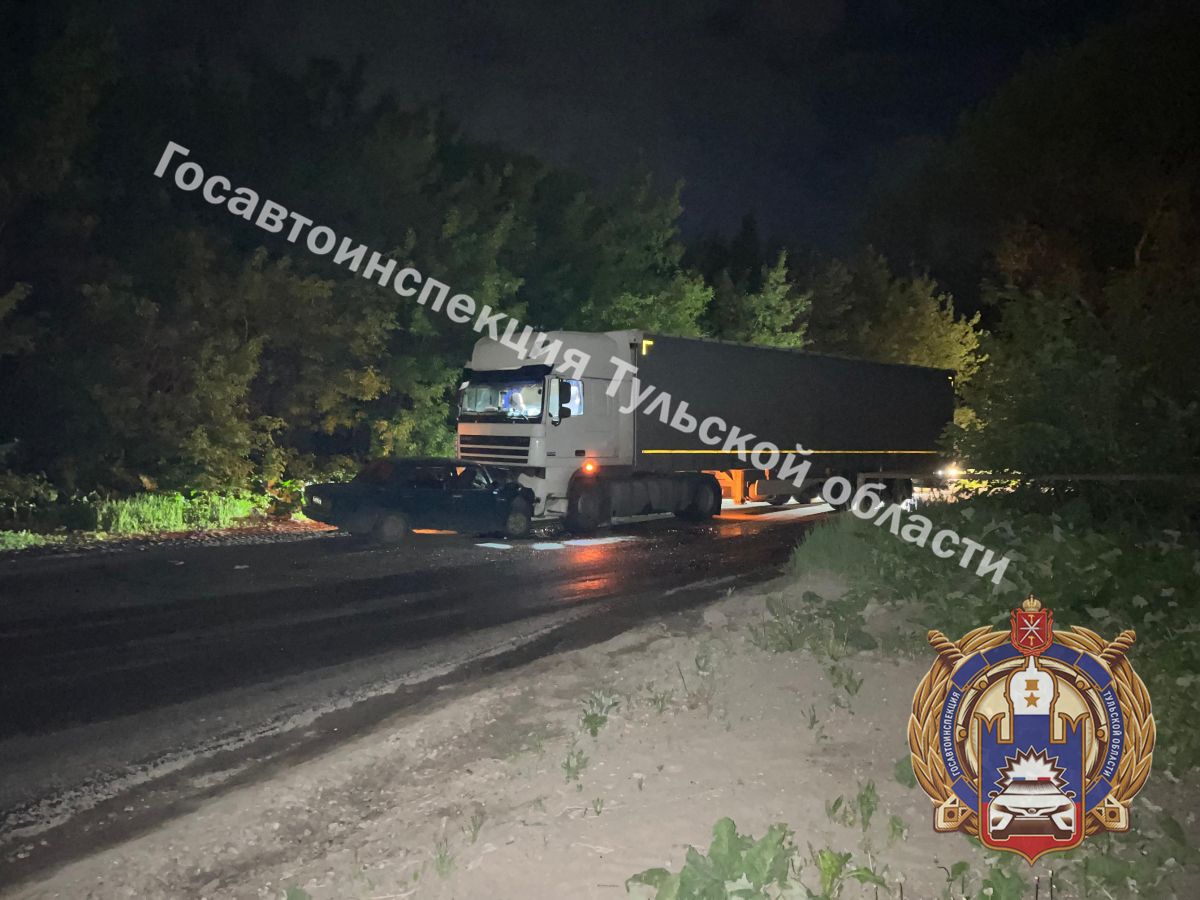 В Тульской области водитель «ВАЗа» врезался на встречке в «ДАФ».