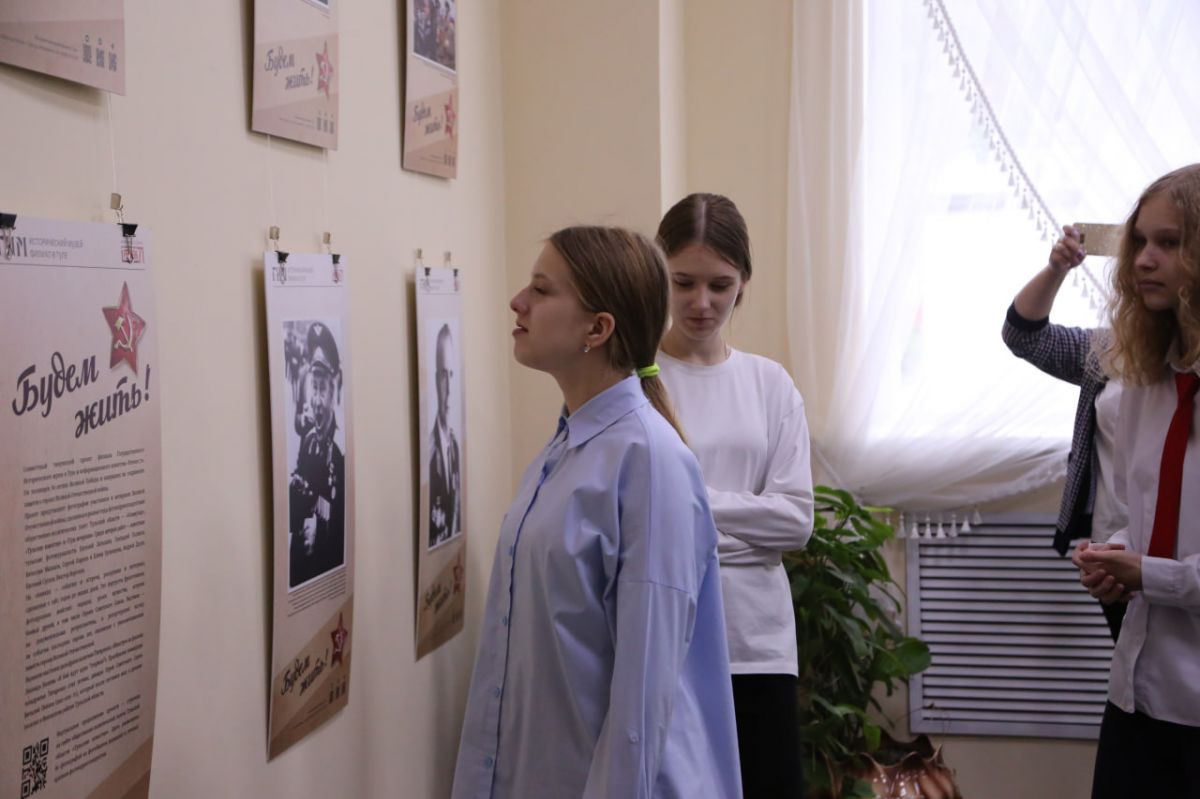 Фото героев, сделанные тульскими фотожурналистами, увидели жители Плавского района Фото героев, сделанные тульскими фотожурналистами, увидели жители Плавского района