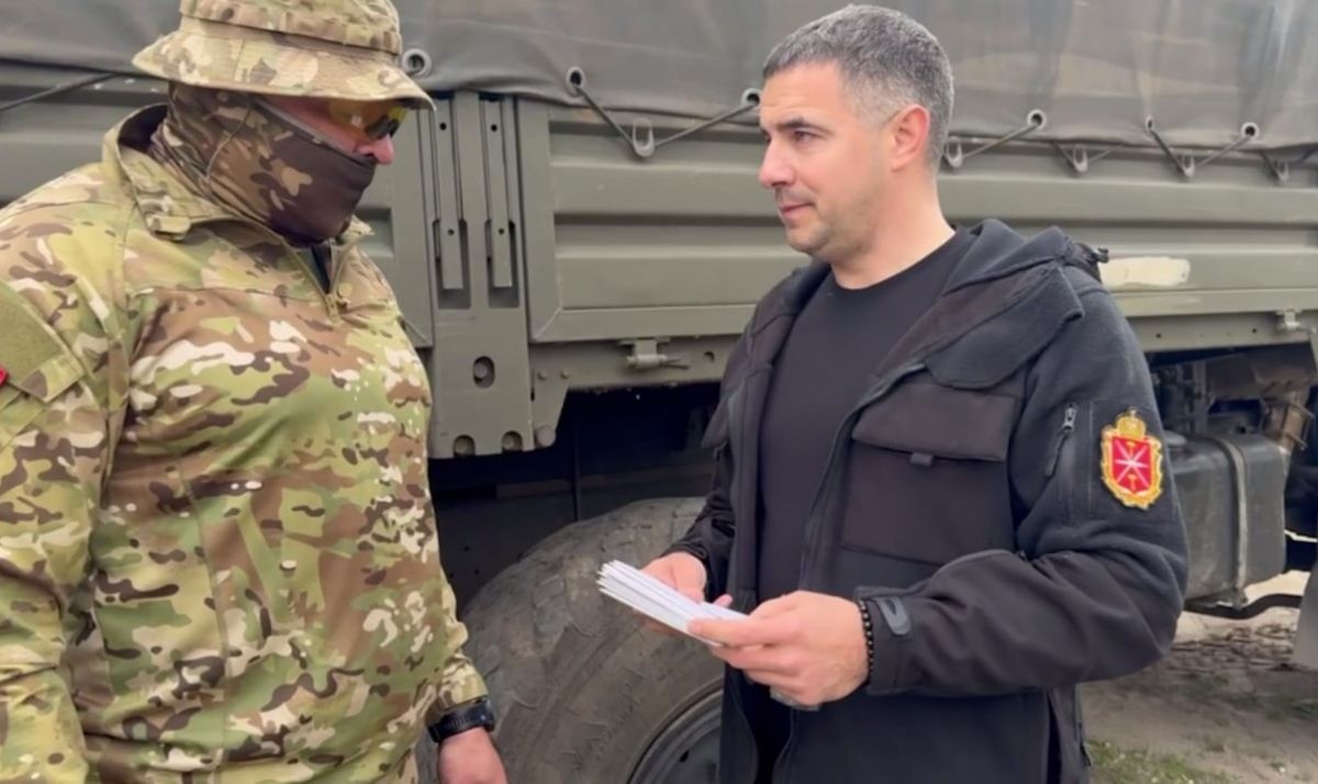 Алексей Эрк передал бойцам письма от юных тульских хоккеистов Алексей Эрк передал бойцам письма от юных тульских хоккеистов