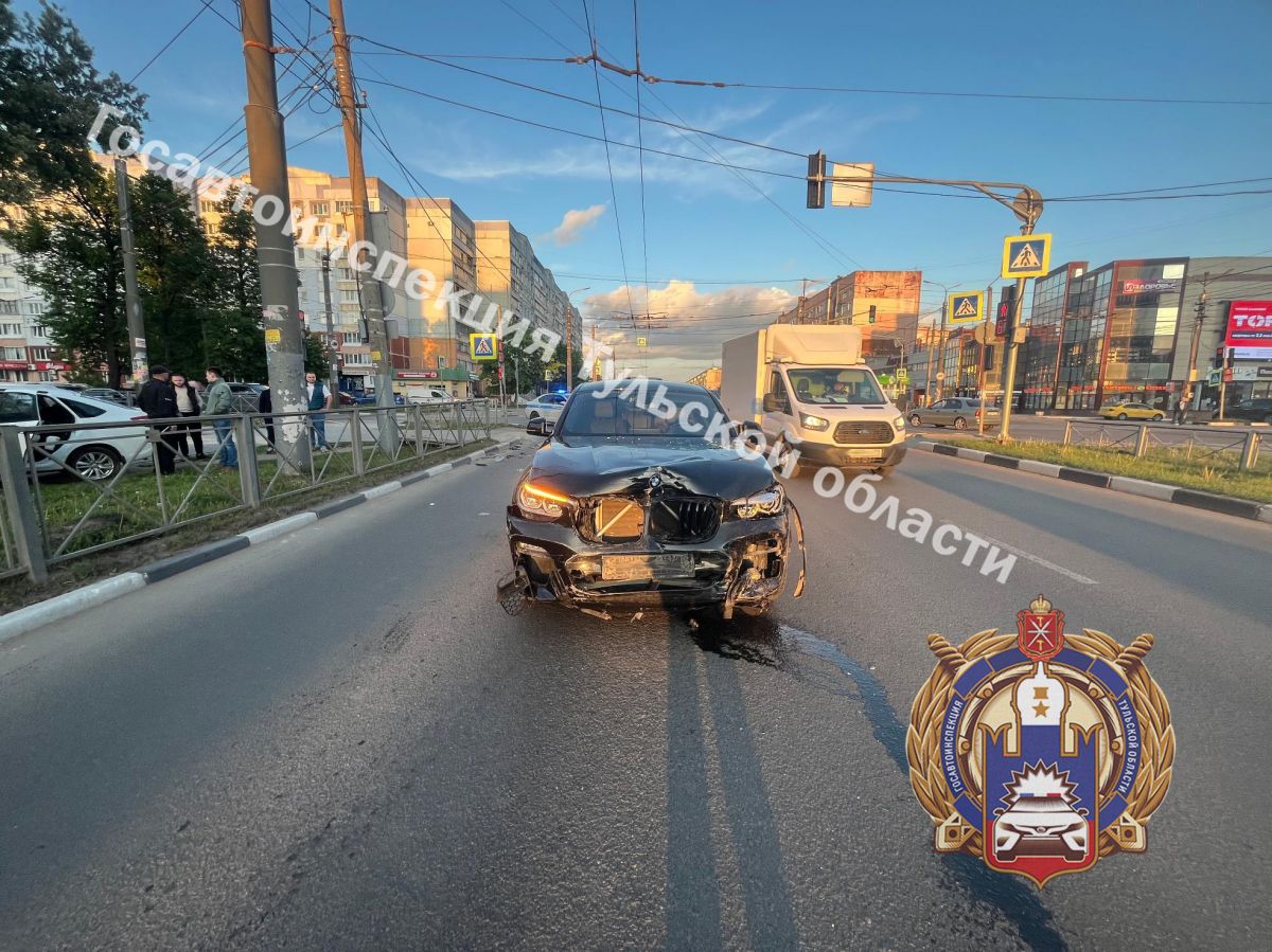 В Туле на Марата при столкновении «Лады» и «БМВ» пострадал мужчина В Туле на Марата при столкновении «Лады» и «БМВ» пострадал мужчина