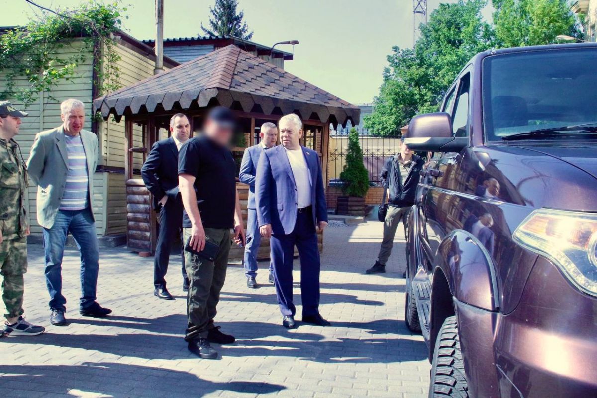 При поддержке «Единой России» в зону СВО передали два автомобиля При поддержке «Единой России» в зону СВО передали два автомобиля