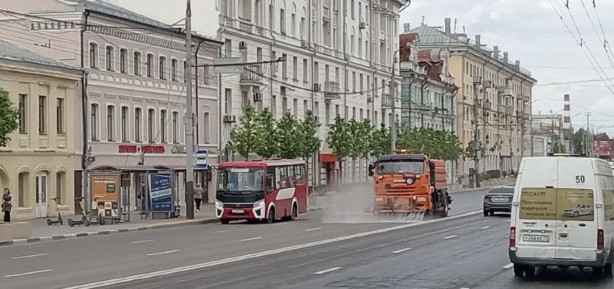 В Туле подмели тротуары и парковочные карманы В Туле подмели тротуары и парковочные карманы