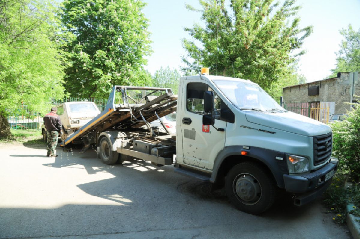 С улиц Тулы увозят оставшиеся без хозяев авто