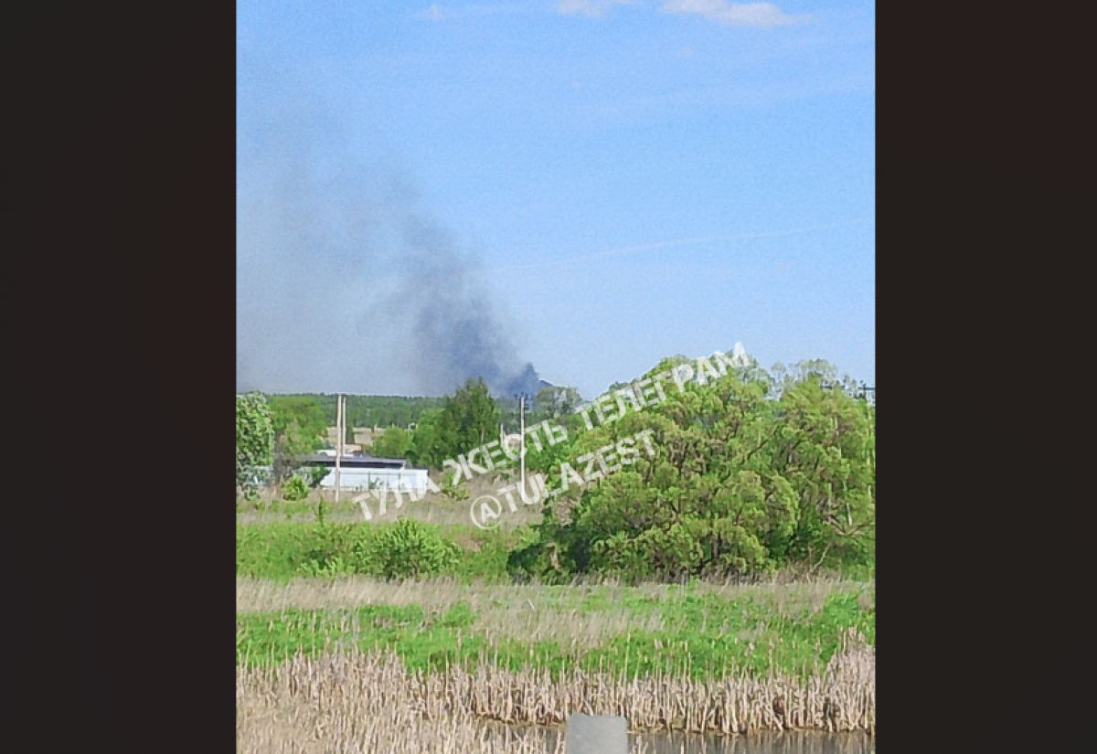 В тульском Заречье пожарные тушат еще одно поле В тульском Заречье пожарные тушат еще одно поле