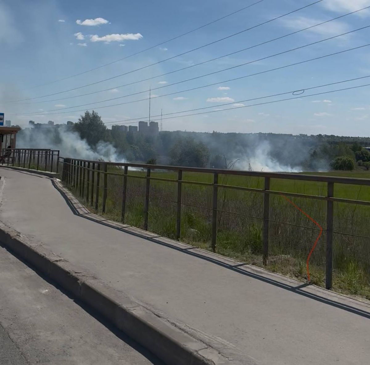 В Туле недалеко от онкоцентра горит трава В Туле недалеко от онкоцентра горит трава