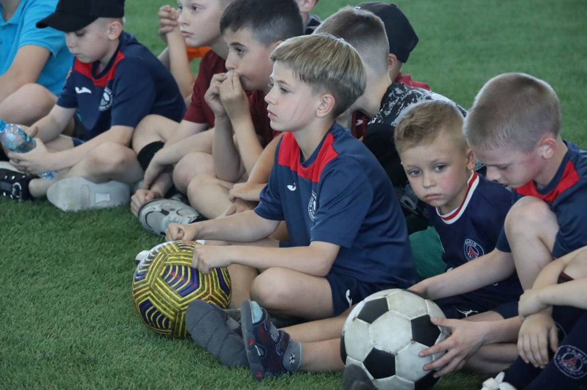 В Тульской области юные футболисты играют с легендарными спортсменами В Тульской области юные футболисты играют с легендарными спортсменами