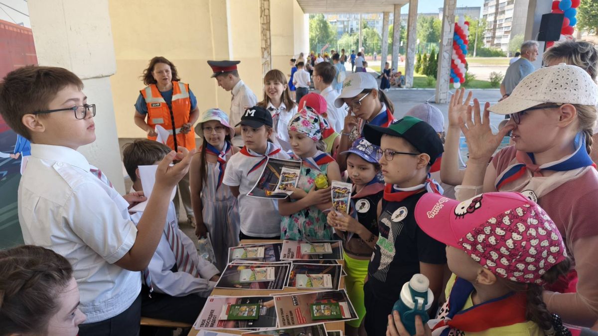 Железнодорожники провели урок безопасности для юных инспекторов дорожного движения Железнодорожники провели урок безопасности для юных инспекторов дорожного движения