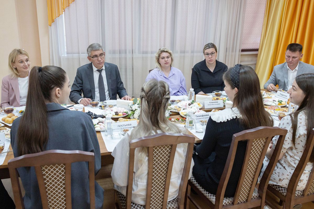 Дмитрий Миляев обсудил со студентками меры поддержки молодых семей Дмитрий Миляев обсудил со студентками меры поддержки молодых семей