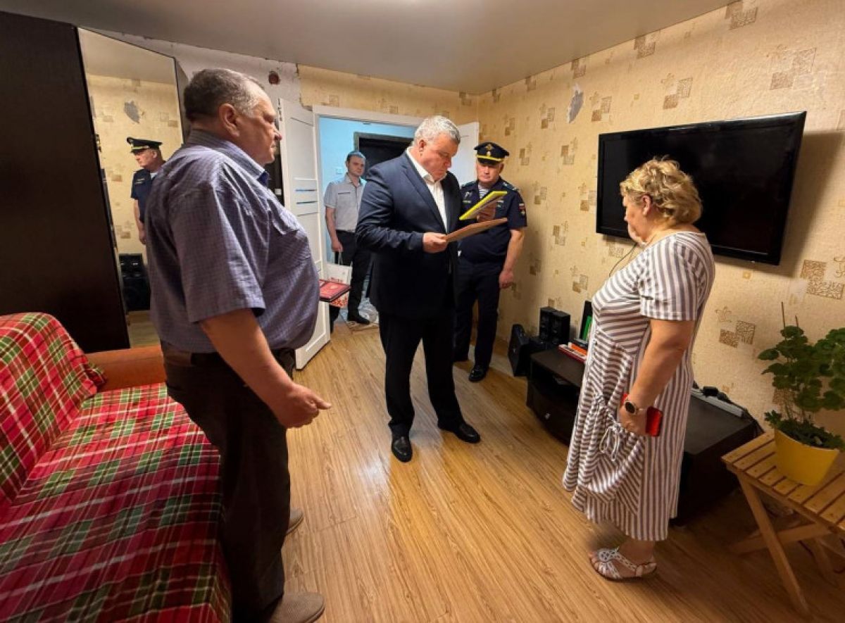 Семье тульского бойца СВО Илья Беспалов передал орден Мужества Семье тульского бойца СВО Илья Беспалов передал орден Мужества