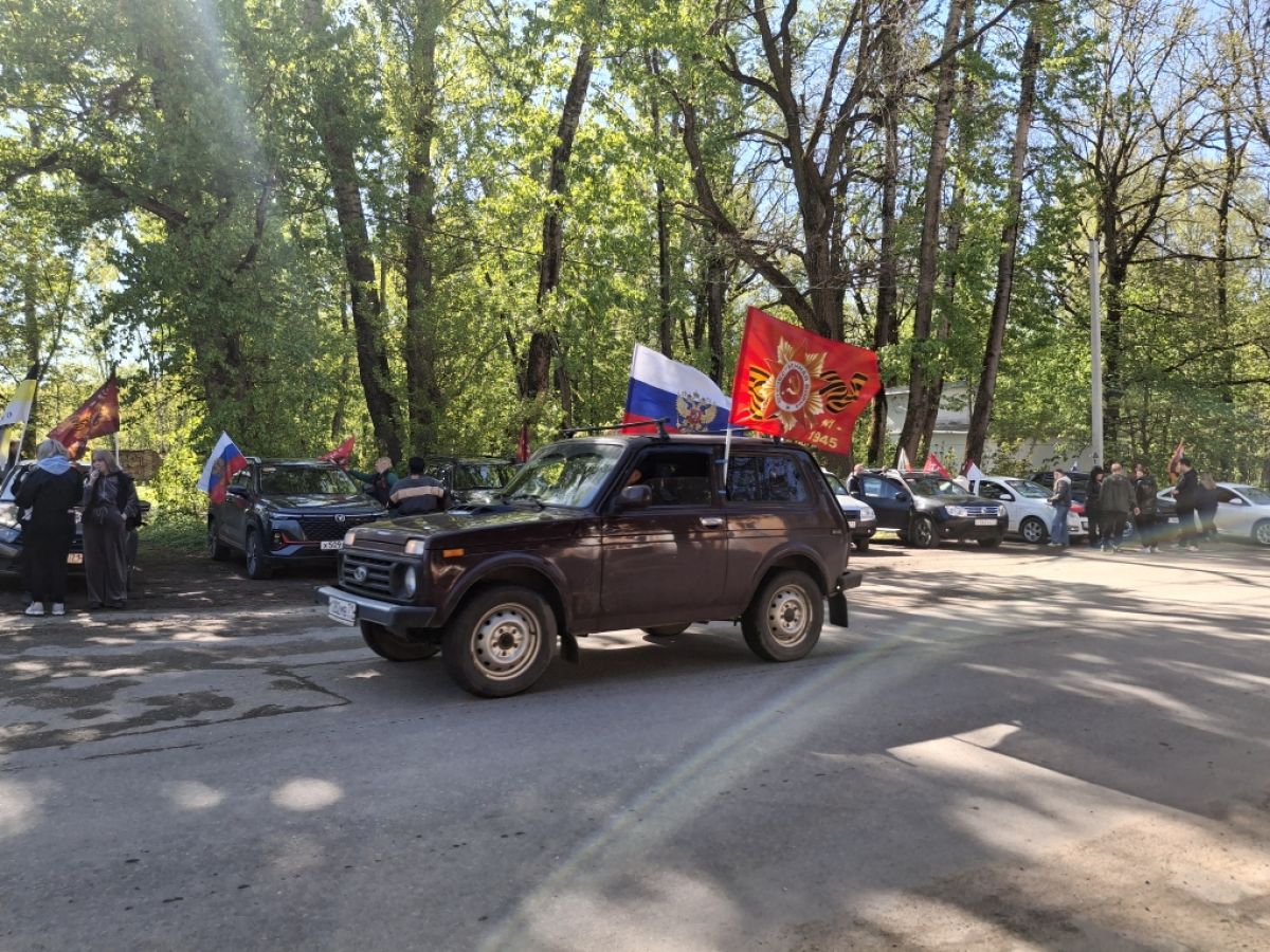 В Щекинском районе автолюбители проехали по местам боевой славы В Щекинском районе автолюбители проехали по местам боевой славы