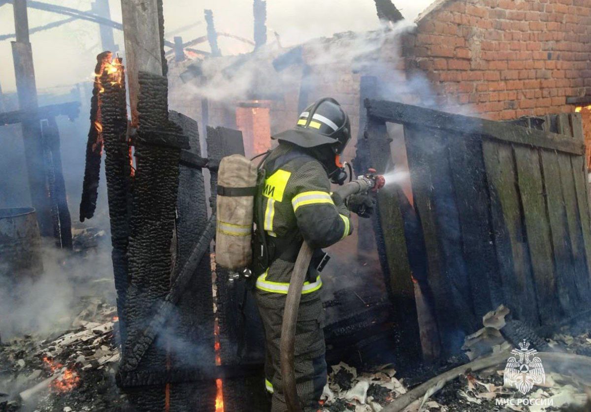 Заброшки, дачный домик и авто потушили пожарные в Тульской области Заброшки, дачный домик и авто потушили пожарные в Тульской области