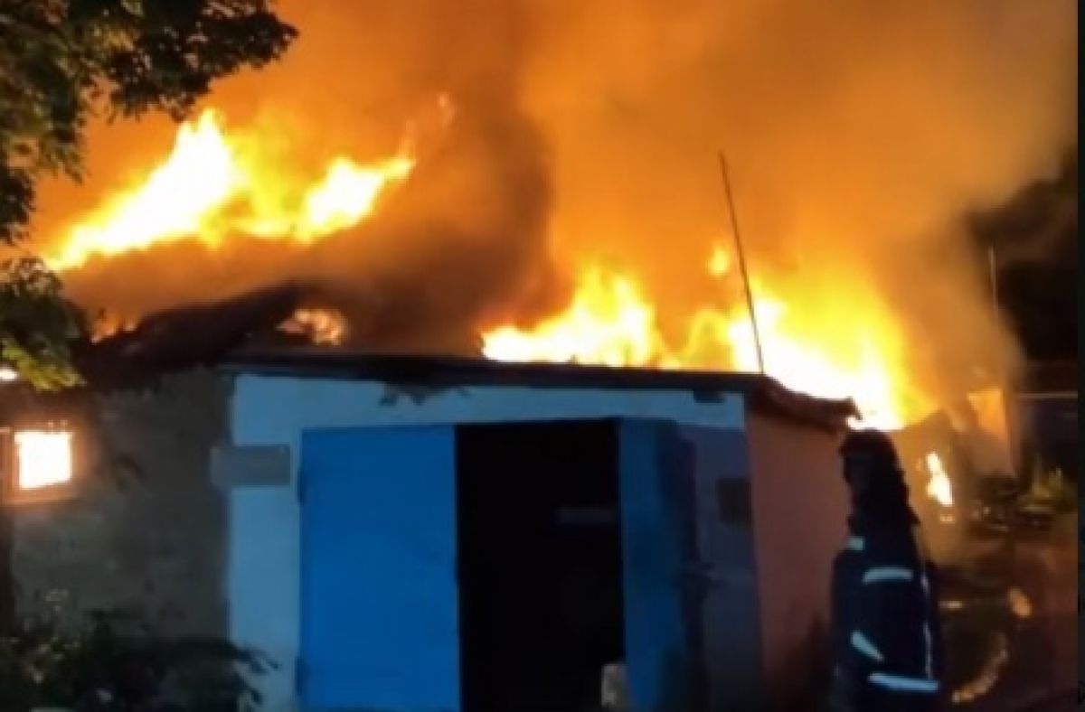 Ночью в Кимовске загорелся гараж на 40 квадратных метрах Ночью в Кимовске загорелся гараж на 40 квадратных метрах