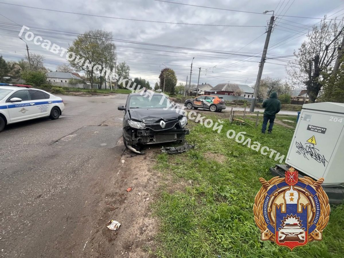 В тульском Мяснове не разъехались «Рено» и «Ниссан» В тульском Мяснове не разъехались «Рено» и «Ниссан»