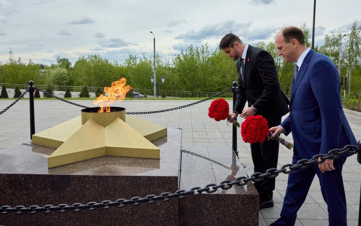 Петр Конюшенко возложил цветы к мемориалу воинам — энергетикам в Туле Петр Конюшенко возложил цветы к мемориалу воинам — энергетикам в Туле