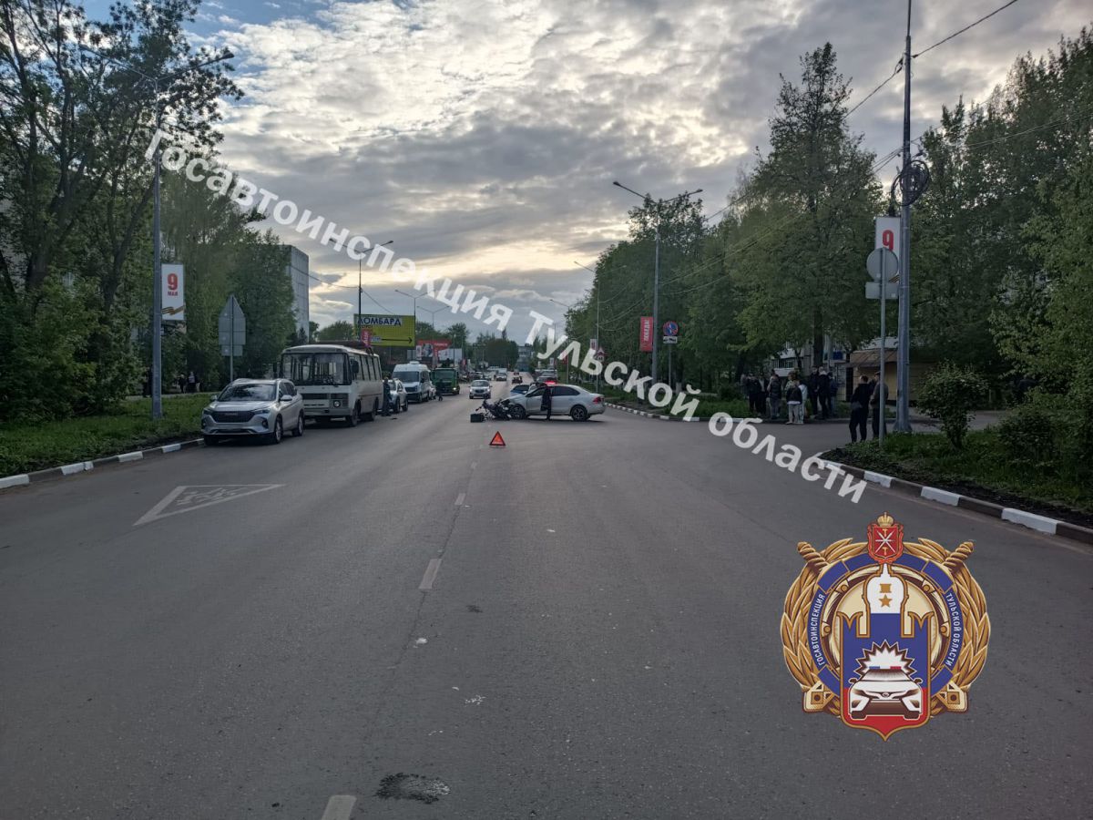 В Новомосковске водитель автомобиля наехал на мопед