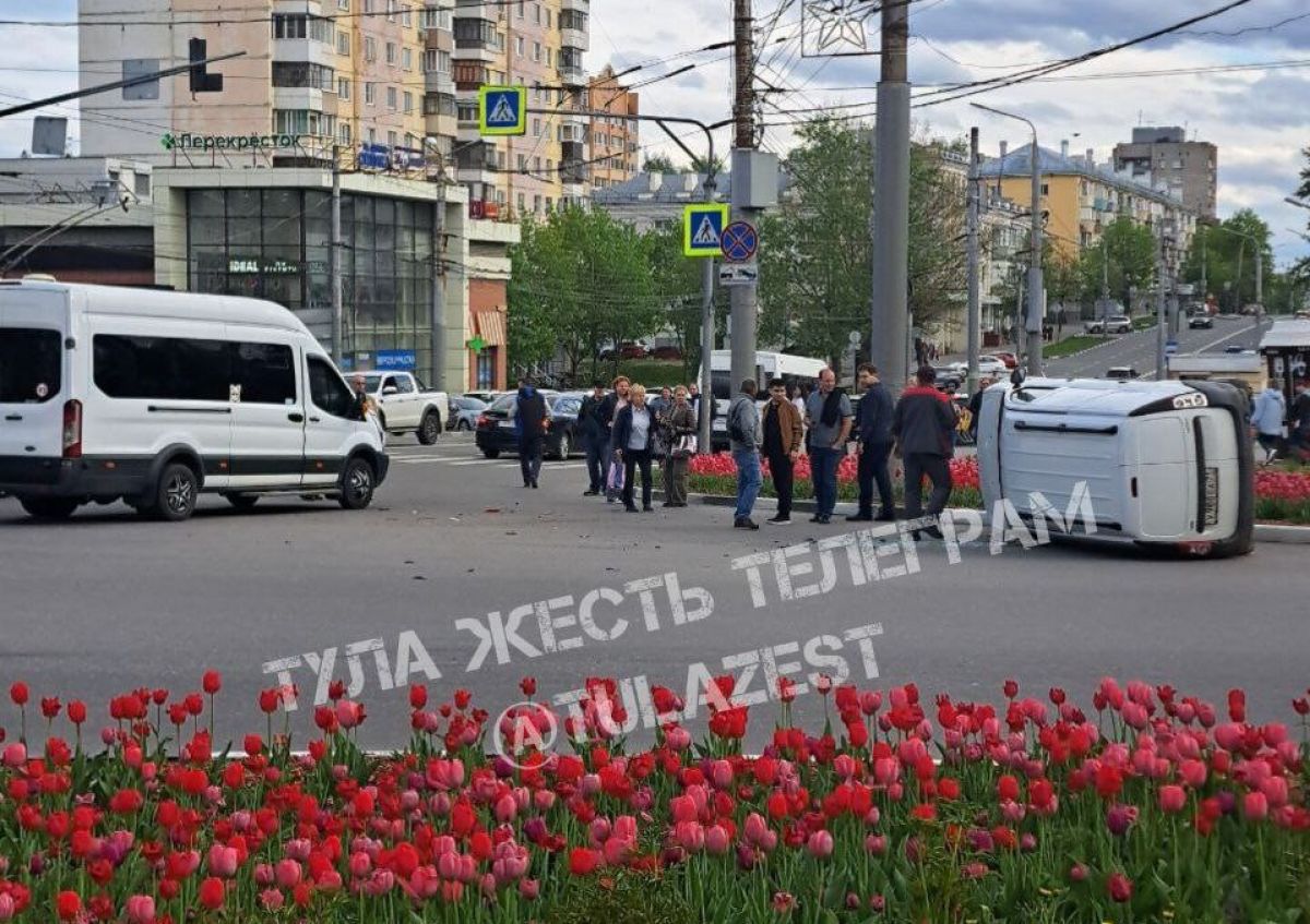 В Туле на улице Пузакова столкнулись «Лада Ларгус» и «Форд» В Туле на улице Пузакова столкнулись «Лада Ларгус» и «Форд»