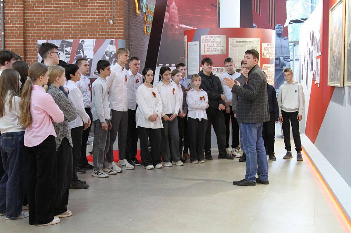 Экскурсию для волонтеров Тульской области организовал председатель регионального парламента