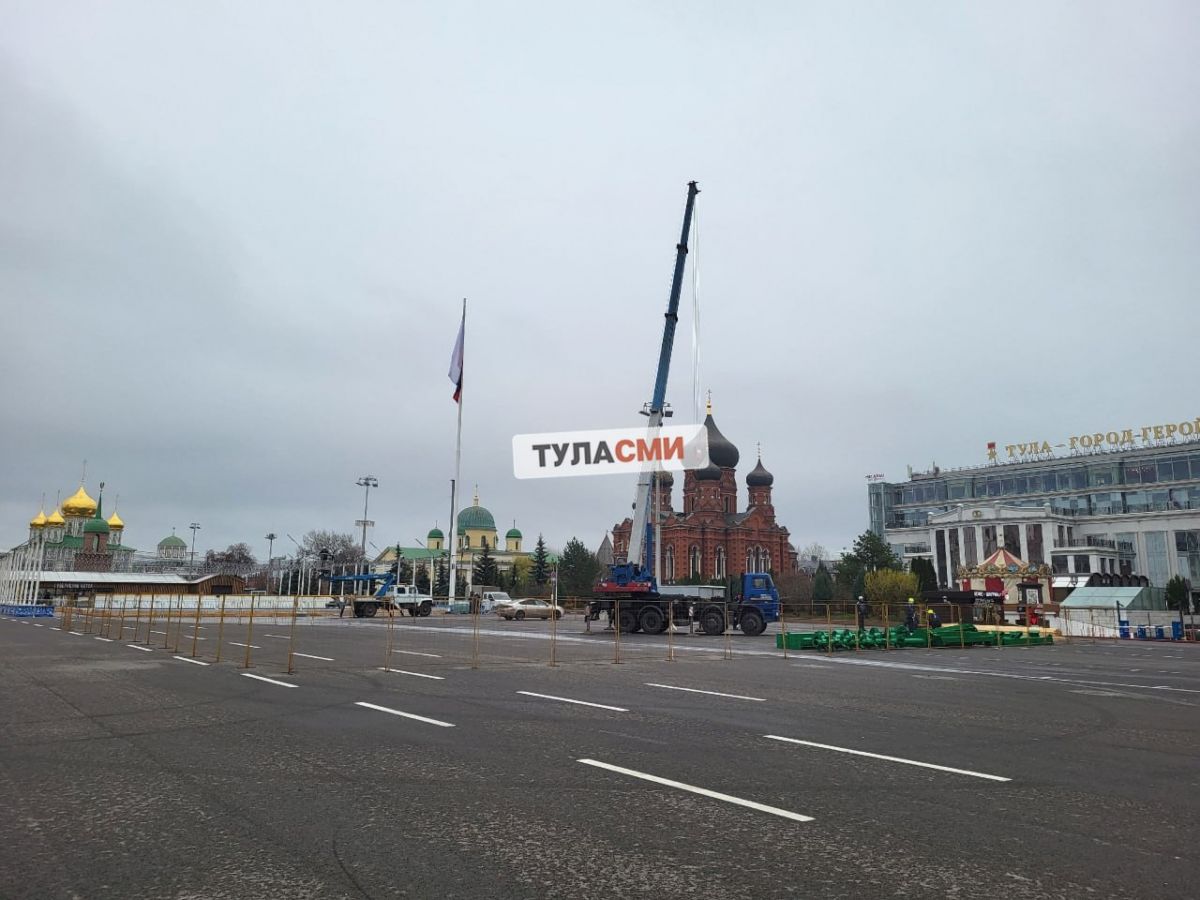 В Туле на площади Ленина начался монтаж новогодней елки В Туле на площади Ленина начался монтаж новогодней елки