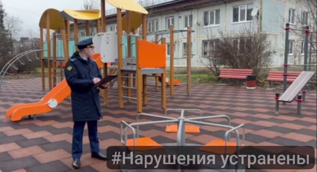 В Заокском районе заменили старую детскую площадку по требованию прокуратуры