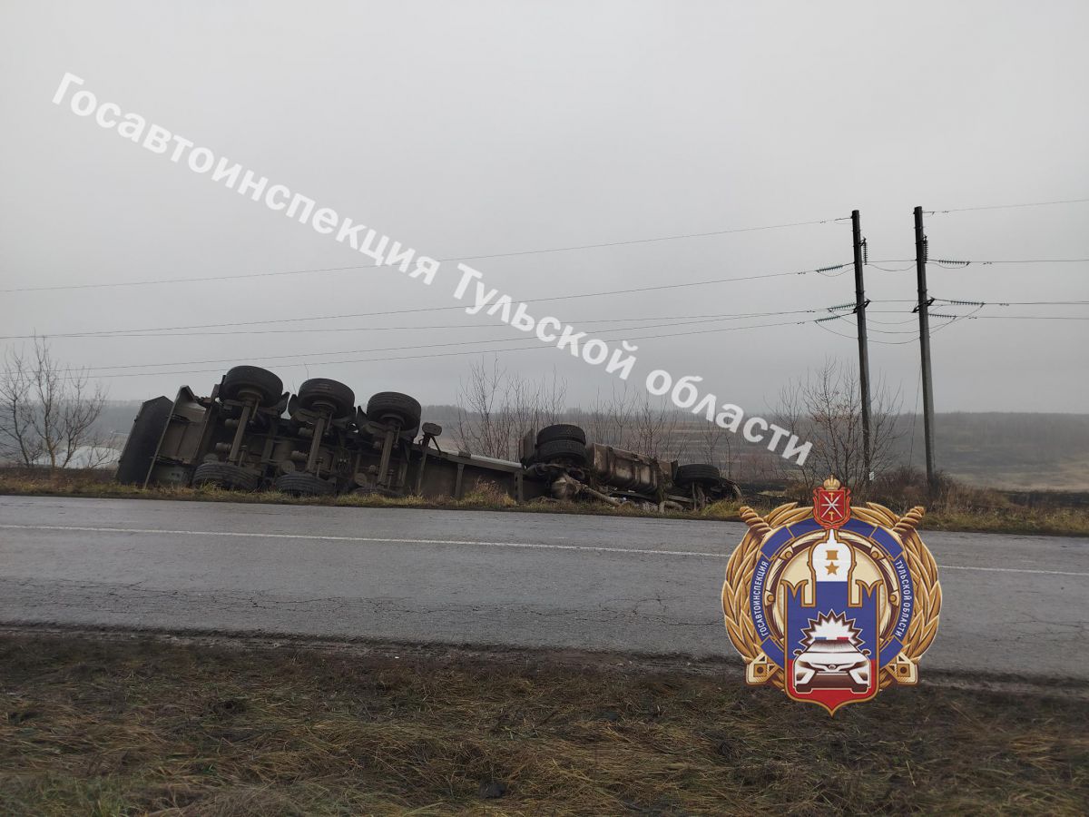 В Тульской области водитель грузовика не справился с управлением и оказался в кювете