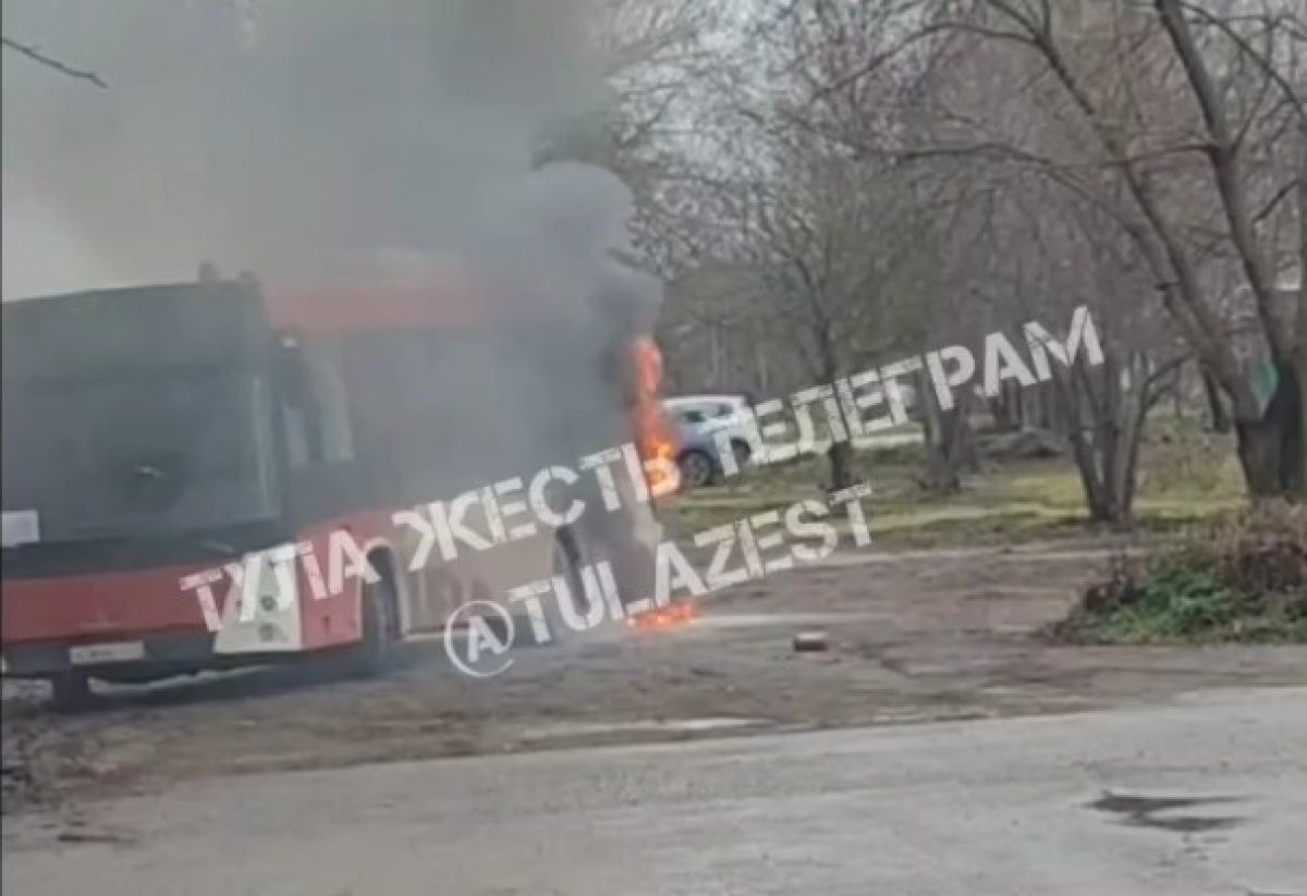 В Туле потушили автобус