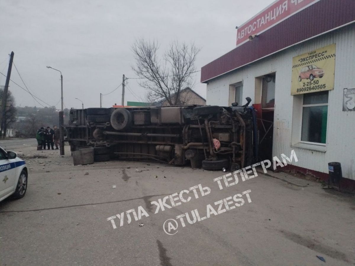 В Черни Тульской области большегруз перевернулся и врезался в автостанцию