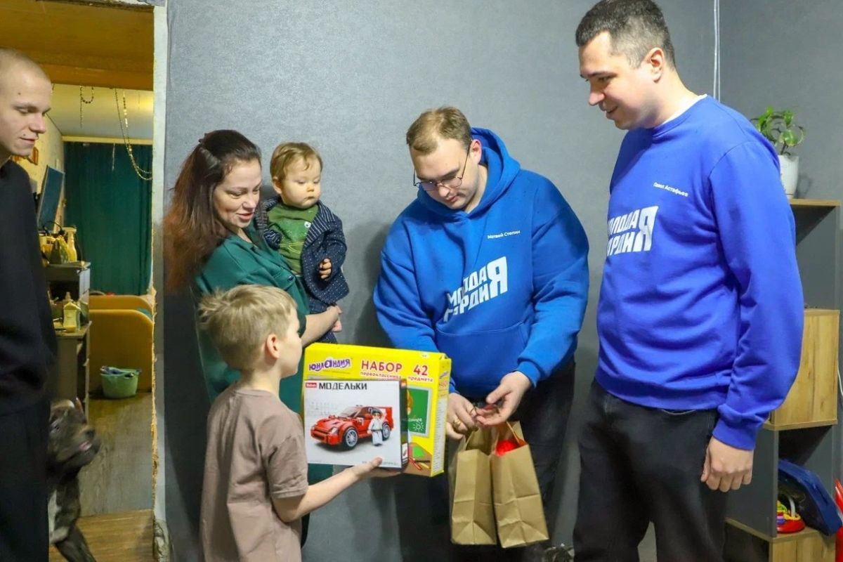 Волонтеры «Единой России» поздравили многодетную маму, супругу участника СВО с Днем матери