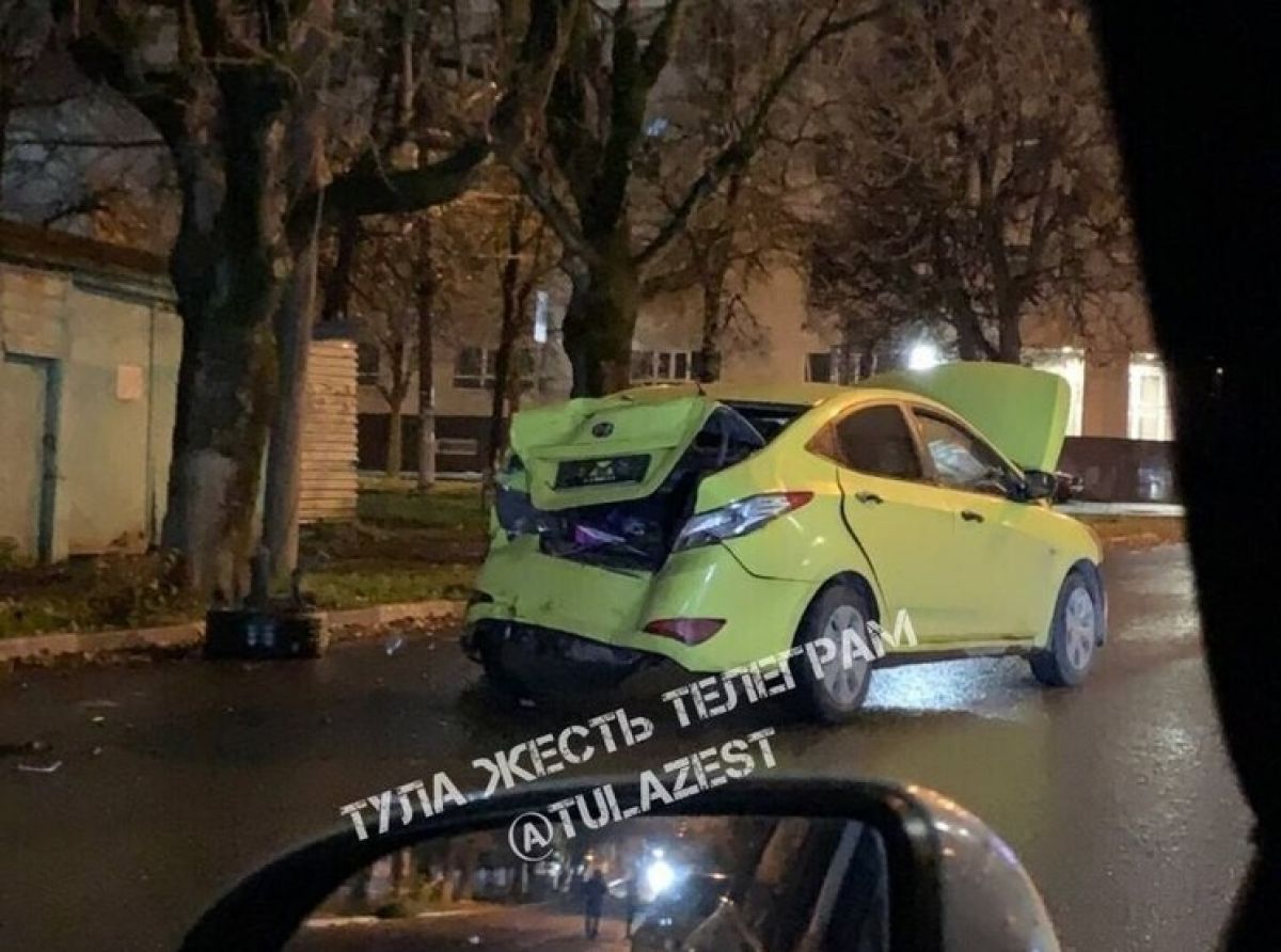 В Туле водитель легковушки протаранил припаркованные автомобили и сбежал с места ДТП В Туле водитель легковушки протаранил припаркованные автомобили и сбежал с места ДТП