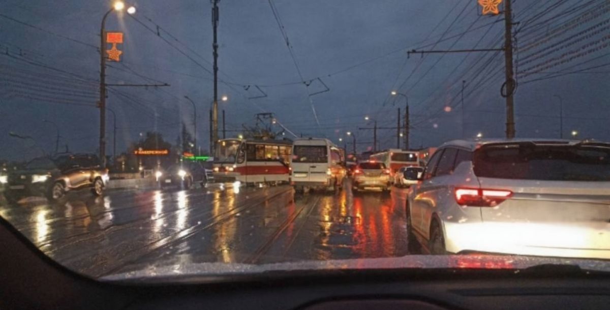 В Туле столкнулись две маршрутки, трамвай и две легковые машины: есть пострадавшие и погибшие В Туле столкнулись две маршрутки, трамвай и две легковые машины: есть пострадавшие и погибшие