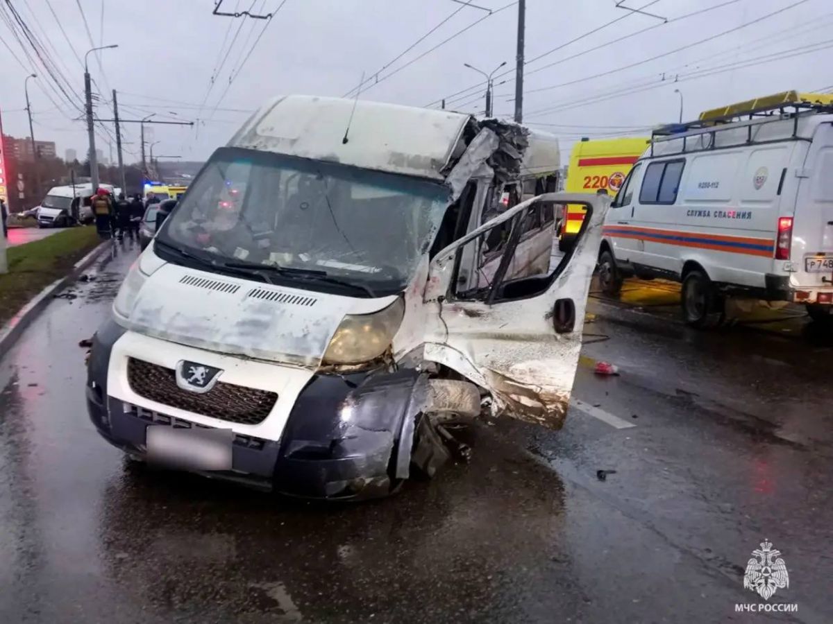 Причиной массового ДТП в Пролетарском округе Тулы стал сошедший с рельсов трамвай (видео)