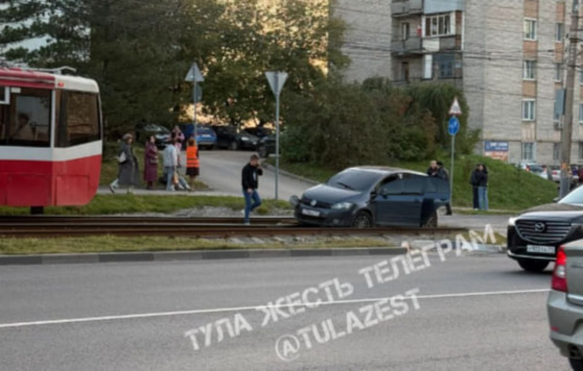 В Пролетарском округе Тулы Volkswagen столкнулся с трамваем