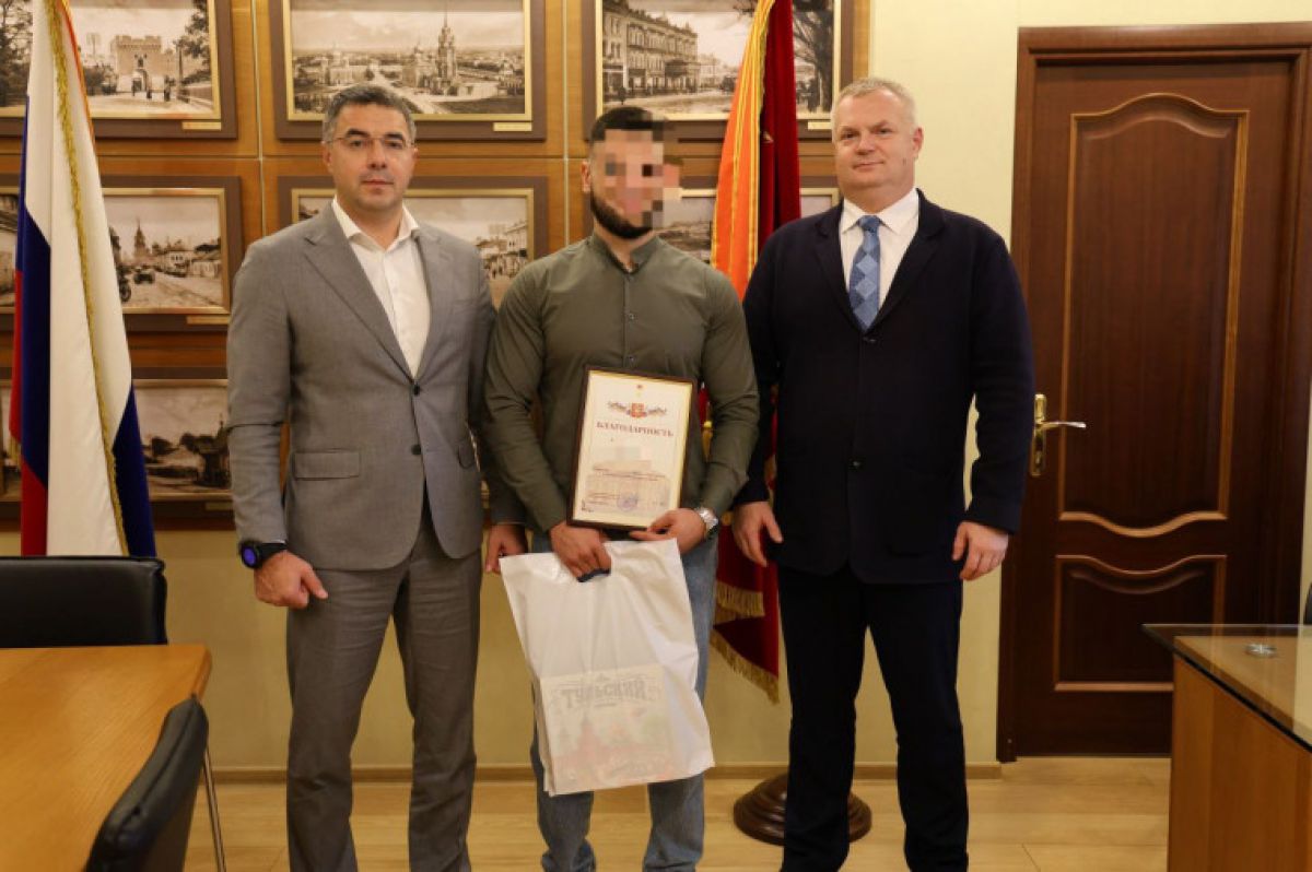 Глава Тулы вручил Благодарность тульскому бойцу Глава Тулы вручил Благодарность тульскому бойцу