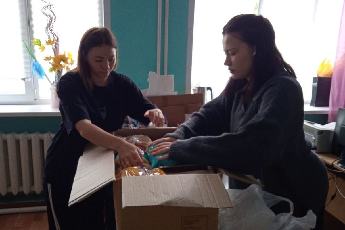 Сотрудники центра образования передали военнослужащим гуманитарную посылку Сотрудники центра образования передали военнослужащим гуманитарную посылку