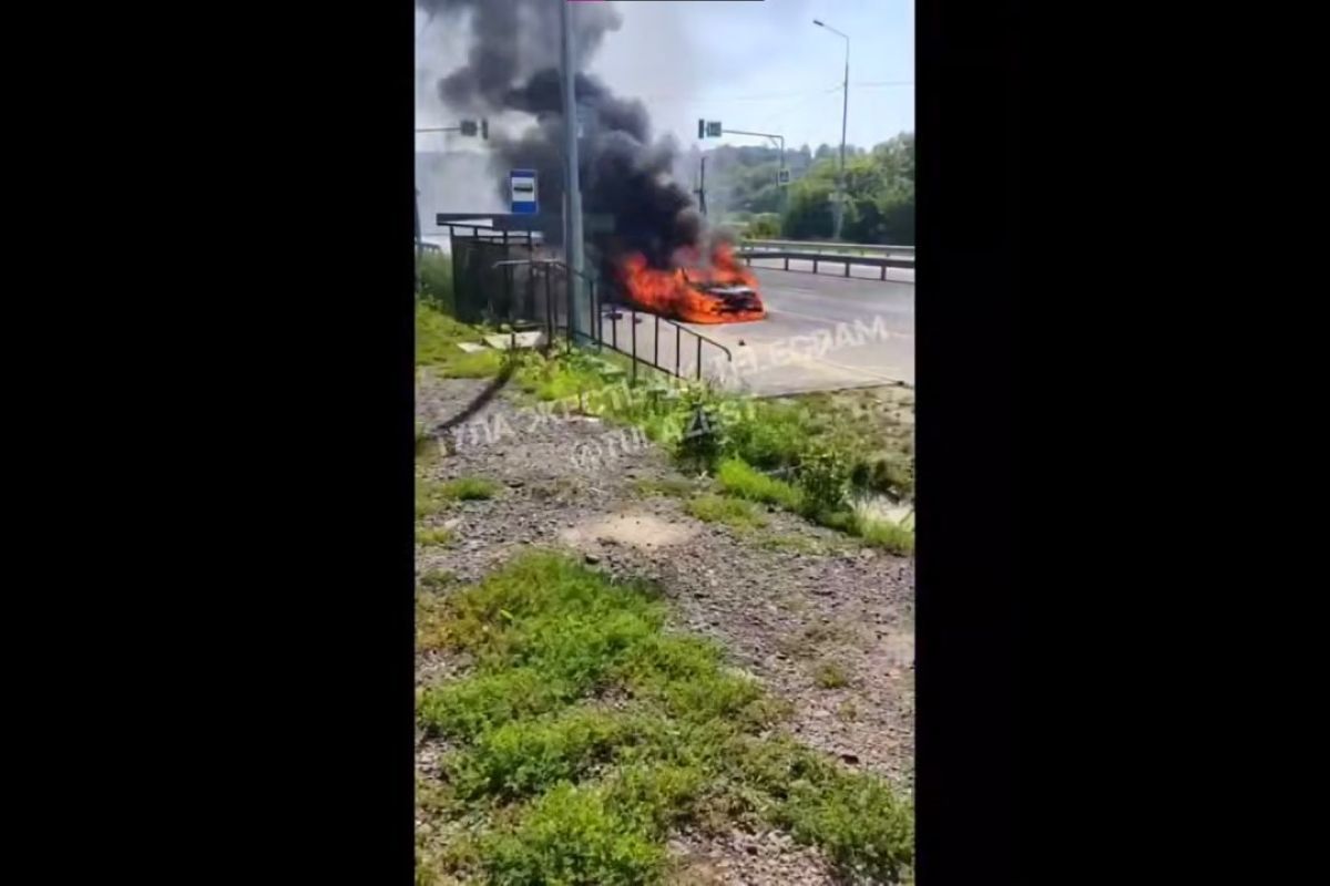 Под Тулой загорелся автомобиль Под Тулой загорелся автомобиль